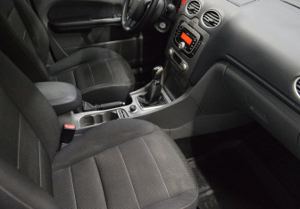 Подержанный автомобиль Ford Focus Sedan 2010 года (12 фото)