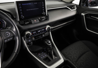 Подержанный автомобиль Toyota RAV4 2020 года (20 фото)