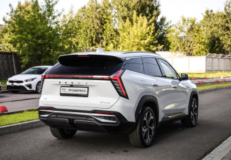 Подержанный автомобиль Geely Atlas 2023 года (6 фото)