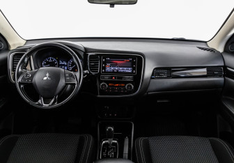 Подержанный автомобиль Mitsubishi Outlander 2019 года (10 фото)