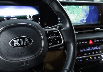 Подержанный автомобиль Kia Carnival 2021 года (23 фото)