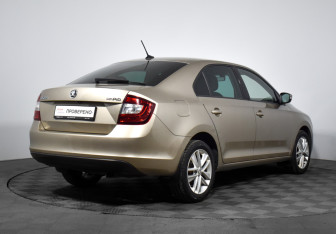 Подержанный автомобиль Skoda Rapid Liftback 2019 года (5 фото)