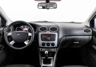 Подержанный автомобиль Ford Focus Wagon 2010 года (10 фото)