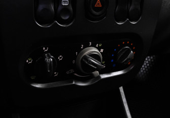 Подержанный автомобиль Renault Logan Sedan 2011 года (12 фото)