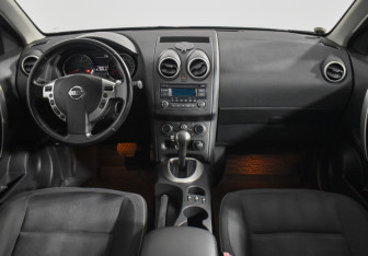 Подержанный автомобиль Nissan Qashqai 2012 года (13 фото)