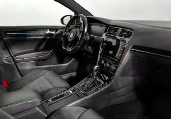 Подержанный автомобиль Volkswagen Golf R Hatchback 2019 года (14 фото)