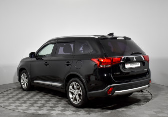 Подержанный автомобиль Mitsubishi Outlander 2017 года (7 фото)
