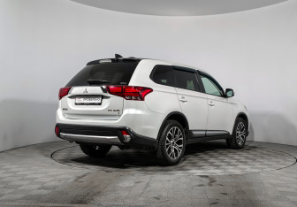 Подержанный автомобиль Mitsubishi Outlander 2018 года (5 фото)