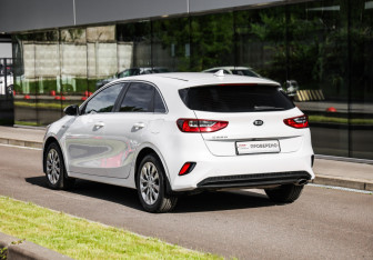 Подержанный автомобиль Kia Ceed Hatchback 2018 года (8 фото)