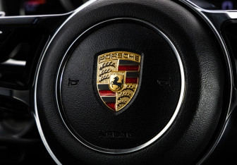 Подержанный автомобиль Porsche Cayenne 2015 года (19 фото)