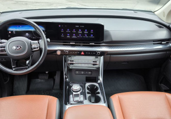 Подержанный автомобиль Kia Carnival 2021 года (19 фото)