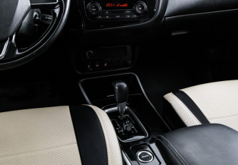 Подержанный автомобиль Mitsubishi Outlander 2018 года (11 фото)