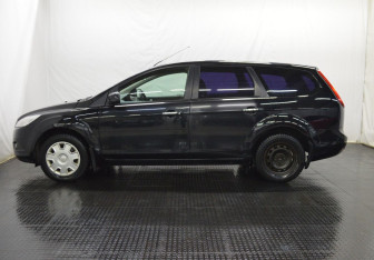 Подержанный автомобиль Ford Focus Wagon 2010 года (8 фото)