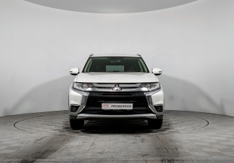 Подержанный автомобиль Mitsubishi Outlander 2017 года (2 фото)