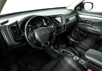 Подержанный автомобиль Mitsubishi Outlander 2016 года (11 фото)