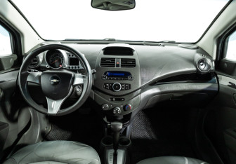 Подержанный автомобиль Chevrolet Spark 2011 года (13 фото)