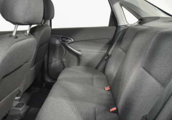 Подержанный автомобиль Ford Focus Sedan 2004 года (11 фото)