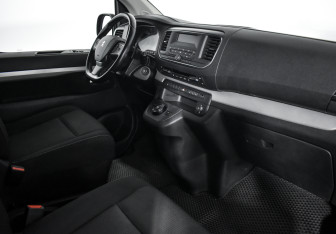Подержанный автомобиль Peugeot Traveller 2018 года (13 фото)