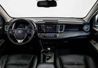 Подержанный автомобиль Toyota RAV4 2017 года (12 фото)