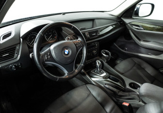 Подержанный автомобиль BMW X1 2012 года (11 фото)
