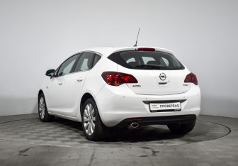 Подержанный автомобиль Opel Astra Hatchback 2011 года (7 фото)