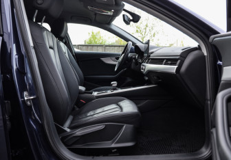 Подержанный автомобиль Audi A4 Sedan 2020 года (25 фото)