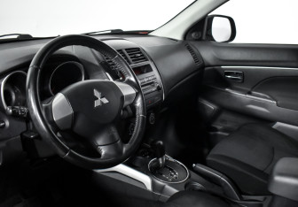 Подержанный автомобиль Mitsubishi ASX 2012 года (9 фото)