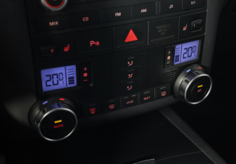 Подержанный автомобиль Volkswagen Touareg 2009 года (15 фото)