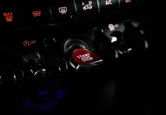 Подержанный автомобиль MINI Hatch 2014 года (17 фото)