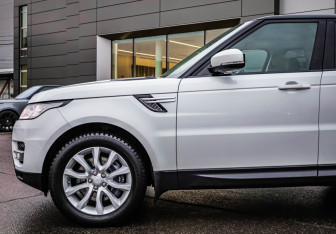 Подержанный автомобиль Land Rover Range Rover Sport 2015 года (4 фото)