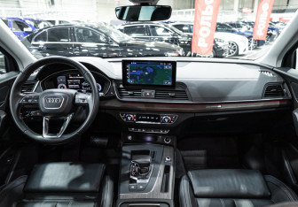 Подержанный автомобиль Audi Q5 2021 года (13 фото)