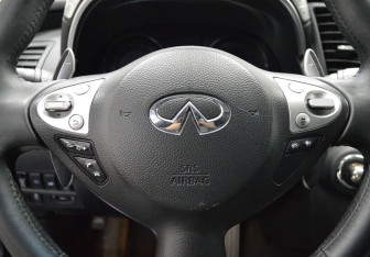 Подержанный автомобиль Infiniti QX70 2013 года (16 фото)