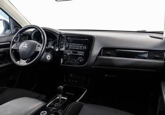 Подержанный автомобиль Mitsubishi Outlander 2019 года (9 фото)