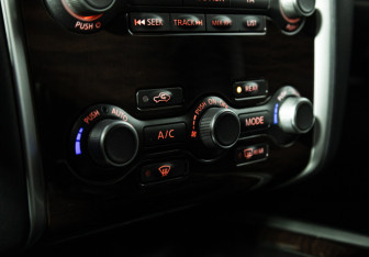 Подержанный автомобиль Nissan Pathfinder 2015 года (20 фото)