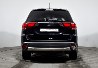 Подержанный автомобиль Mitsubishi Outlander 2015 года (6 фото)
