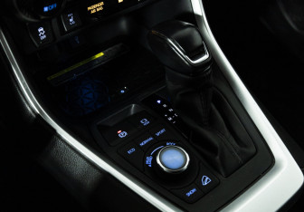 Подержанный автомобиль Toyota RAV4 2021 года (18 фото)