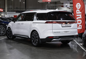 Подержанный автомобиль Kia Carnival 2020 года (10 фото)