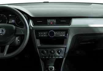 Подержанный автомобиль Skoda Rapid Liftback 2017 года (14 фото)