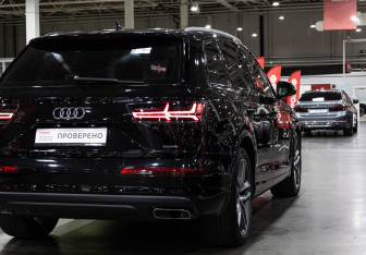 Подержанный автомобиль Audi Q7 2018 года (10 фото)