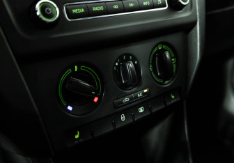 Подержанный автомобиль Skoda Rapid Liftback 2014 года (14 фото)