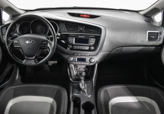 Подержанный автомобиль Kia Ceed Hatchback 2013 года (13 фото)