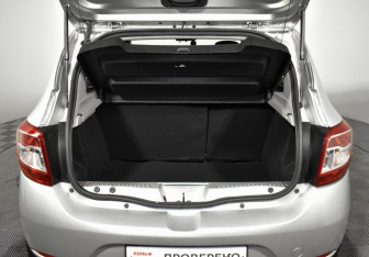 Подержанный автомобиль Renault Sandero 2015 года (17 фото)