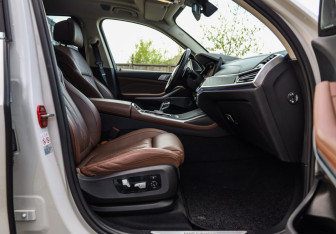 Подержанный автомобиль BMW X7 2021 года (29 фото)