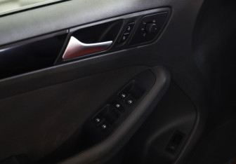 Подержанный автомобиль Volkswagen Jetta Sedan 2012 года (17 фото)