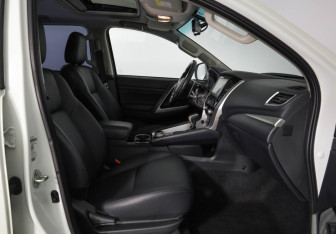 Подержанный автомобиль Mitsubishi Montero Sport 2022 года (27 фото)