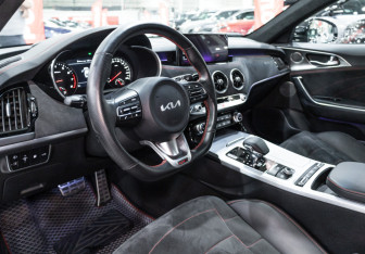 Подержанный автомобиль Kia Stinger 2023 года (18 фото)