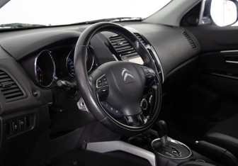Подержанный автомобиль Citroen C4 Aircross 2014 года (11 фото)