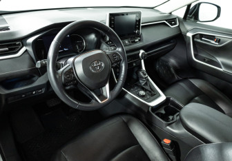 Подержанный автомобиль Toyota RAV4 2020 года (11 фото)