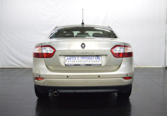 Подержанный автомобиль Renault Fluence 2013 года (6 фото)