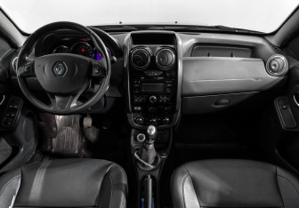 Подержанный автомобиль Renault Duster 2016 года (14 фото)